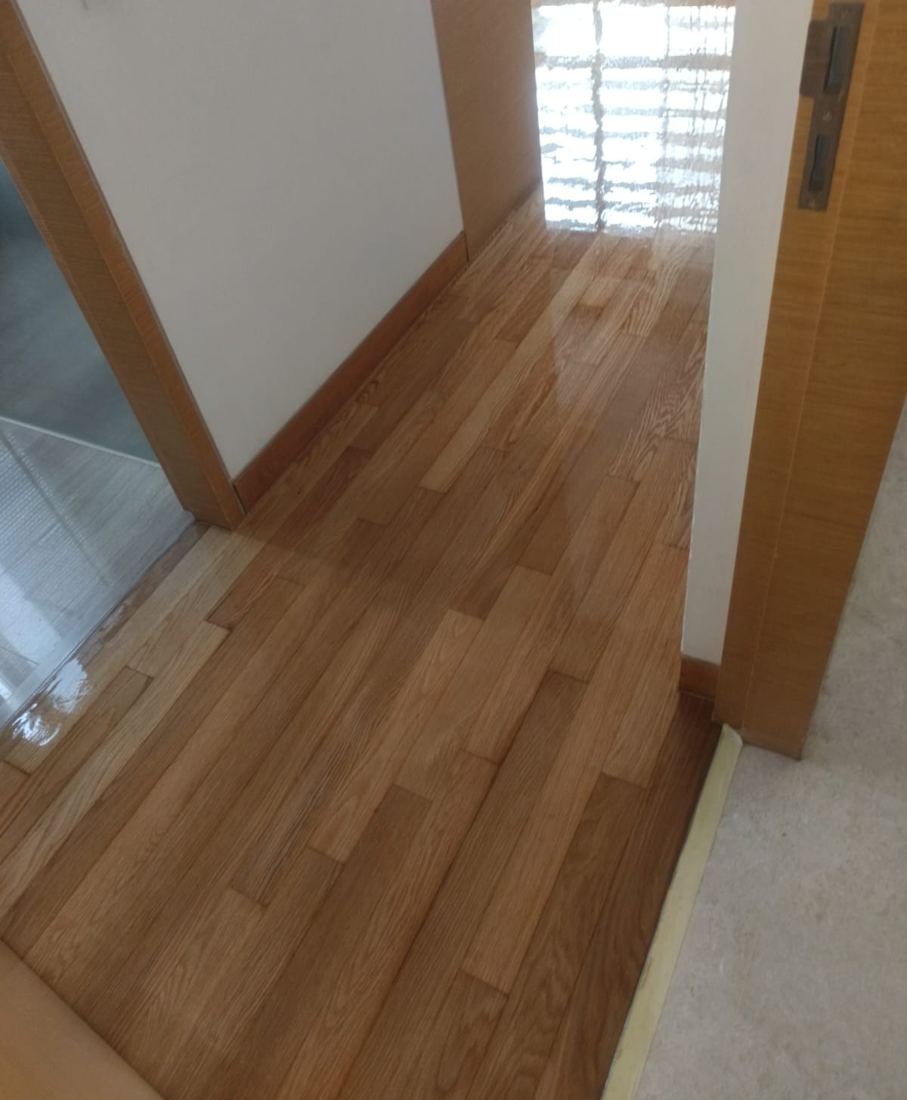 Varnished oak parquet in a corridor