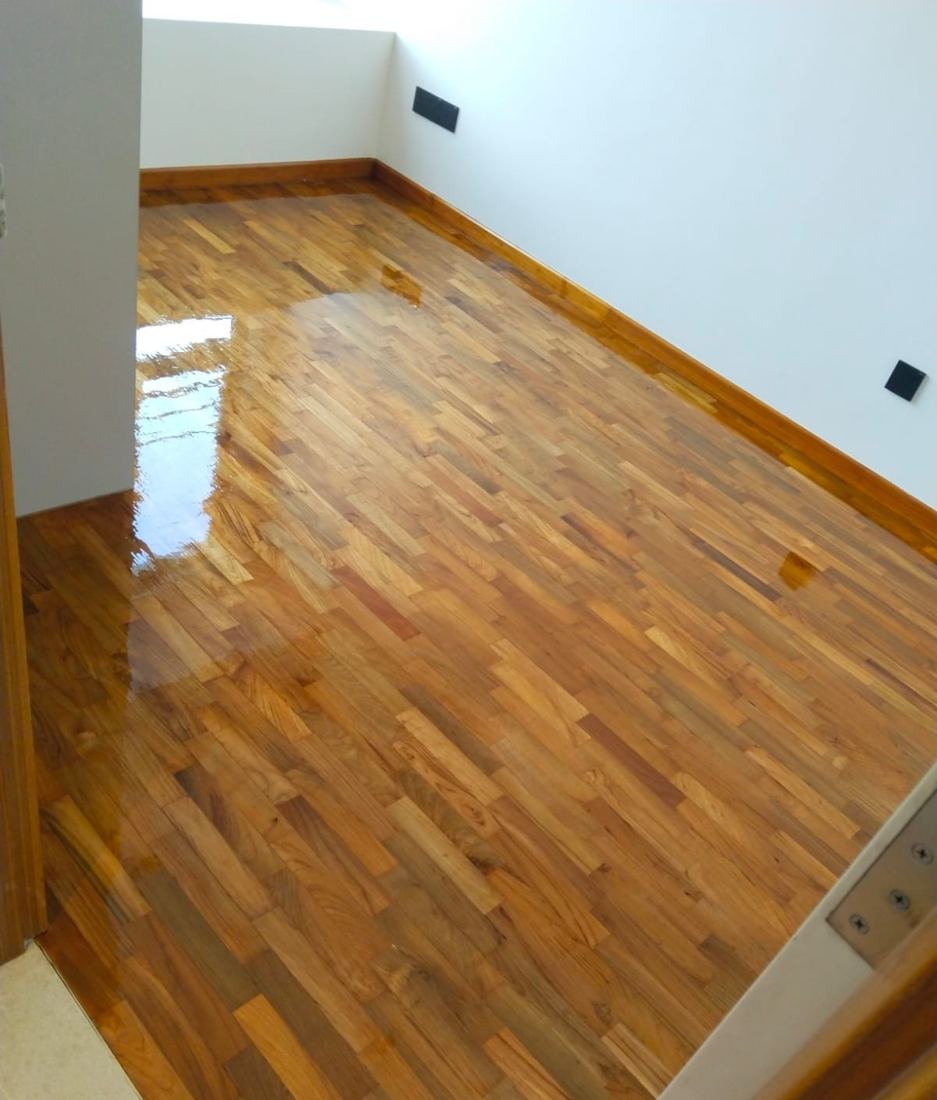 Varnished teak parquet bedroom